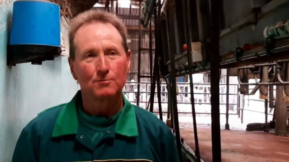 Michel, producteur de lait à Guern, dans le Morbihan, a rejoint un groupe Facebook spécialisé dans la création de vidéos pour chercher des porteurs de projet. [Extrait de la vidéo] © Groupe Facebook « Je transmets ma ferme »